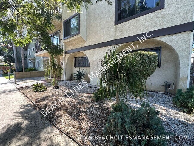 Building Photo - 1043 E 5th St