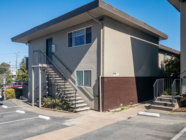 Building Photo - 2BD 1BA Recently Renovated Unit! Parking! PROGRESSIVE