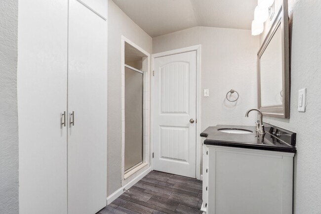 Building Photo - Gorgeous 5 bedroom, 2.5 bath House on a .8...