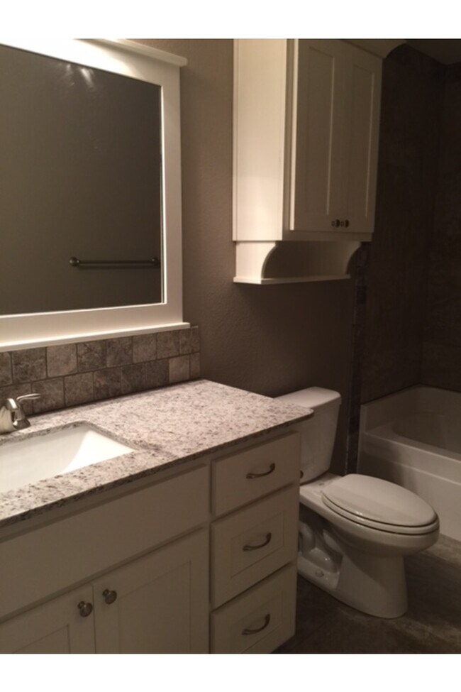 Building Photo - 1030 Quail Hollow Dr