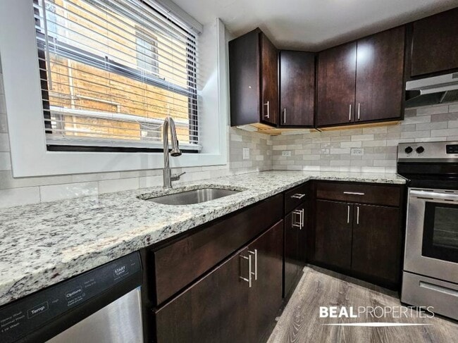 Building Photo - 2 bedroom in EVANSTON IL 60202