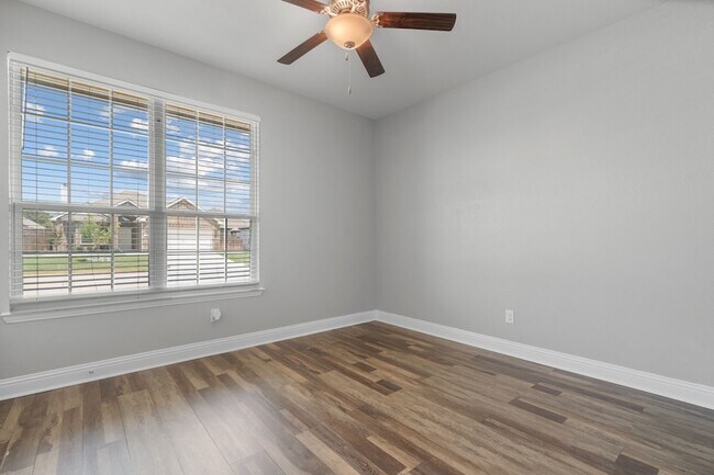 Building Photo - 1440 Lakeview Dr