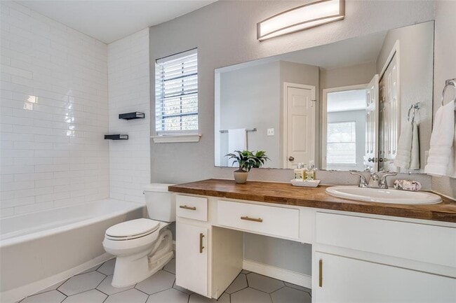 Building Photo - 2301 Claudia June Ave