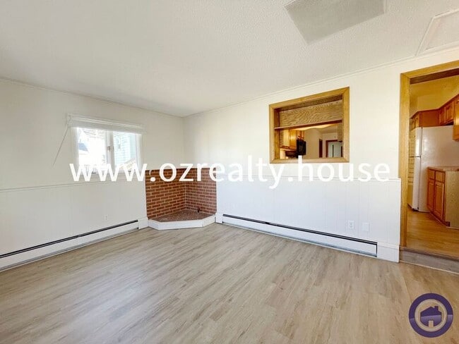 Building Photo - 215 E Reed Ave