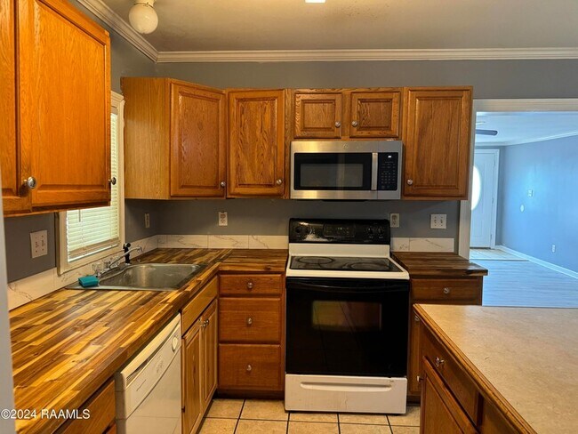 Building Photo - 528 Laurel St