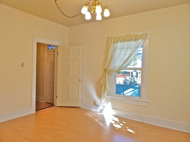 Building Photo - ***PENDING APPLICATIONS***3 Bedroom, 1 Bat...