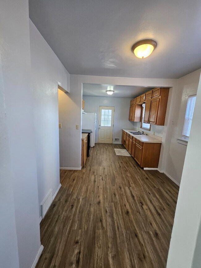 Building Photo - 370 Ahnaip St