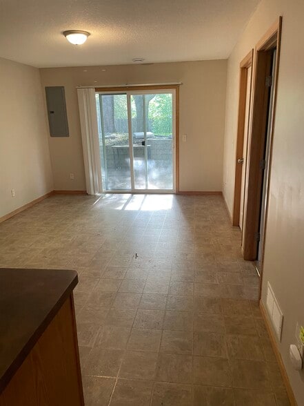 Building Photo - 300 Linden St N