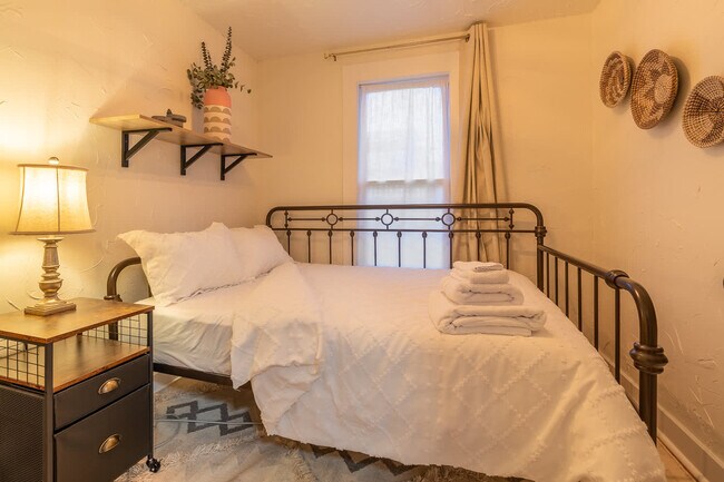 Building Photo - 116 4th Ave N