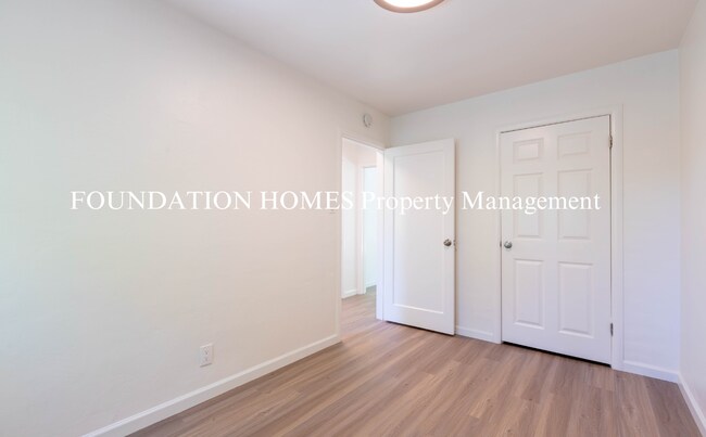 Building Photo - Bright & Spacious 2BD/1BA Upper-Level Dupl...