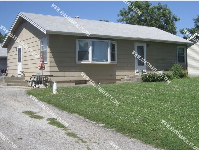 Building Photo - Adorable 2 Bedroom House in Lawrence-Available in JULY!!