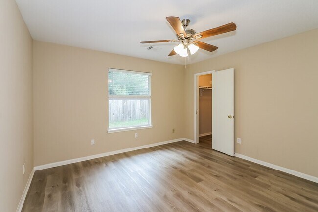 Building Photo - 10902 Ivy Park