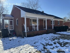 Building Photo - 3 bed / 1.5 bath single family home (Avail...