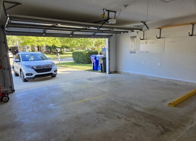 Building Photo - 637 Grand Parke Dr