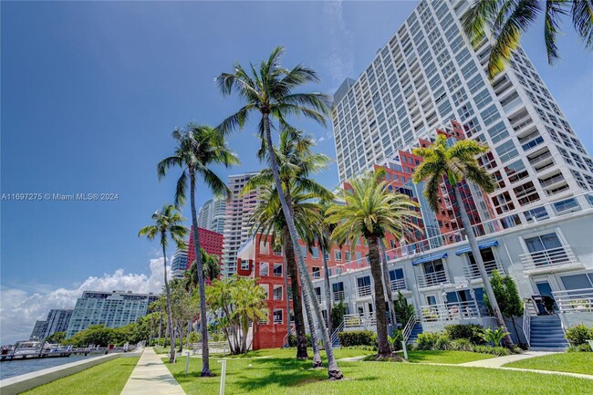 Building Photo - 1541 Brickell Ave