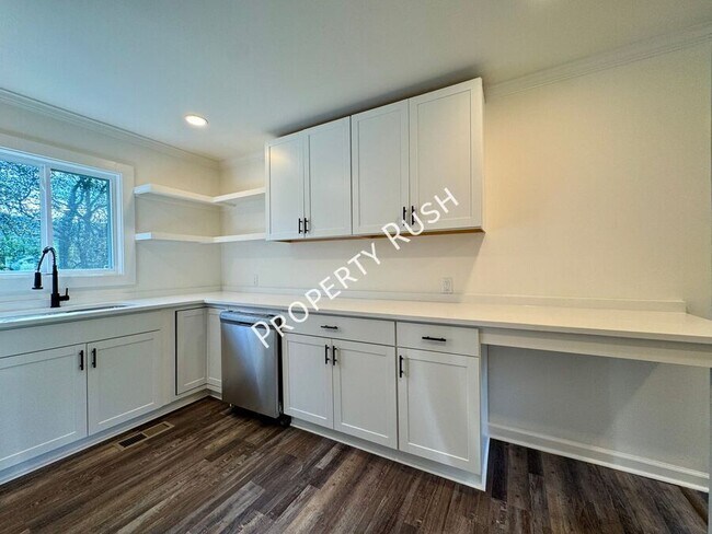 Building Photo - 824 Clift St