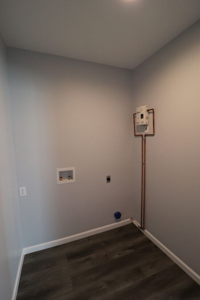 Building Photo - Complete remodel ready for rent!