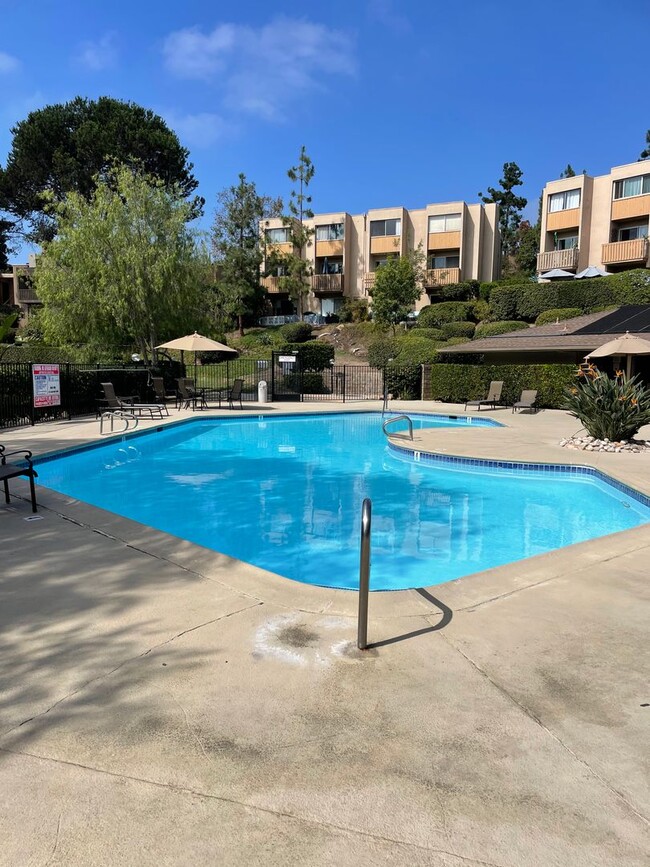 Building Photo - Spacious 2 Bedroom Condo next to the Pool ...