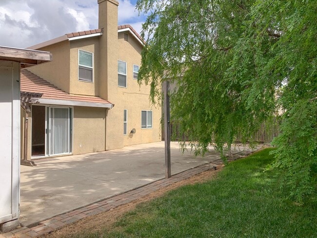 Building Photo - 4 Bedroom Home in Hollister