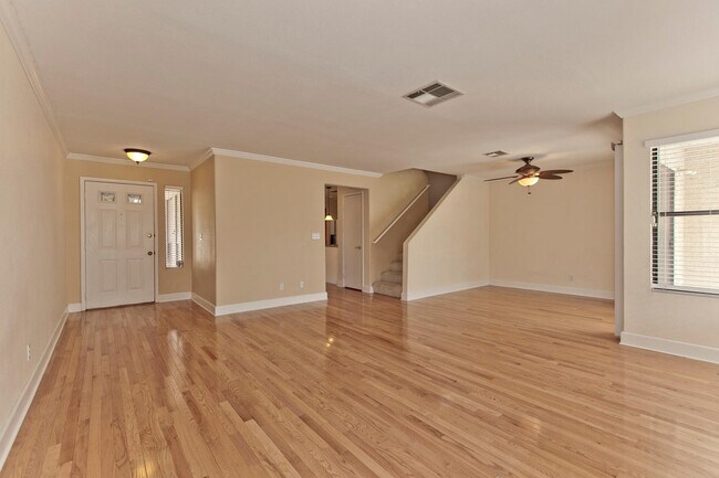 Building Photo - Beautiful home in the Lakes