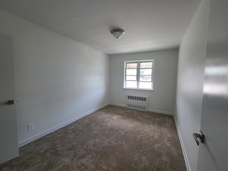 Primary Photo - 917 E 58th St