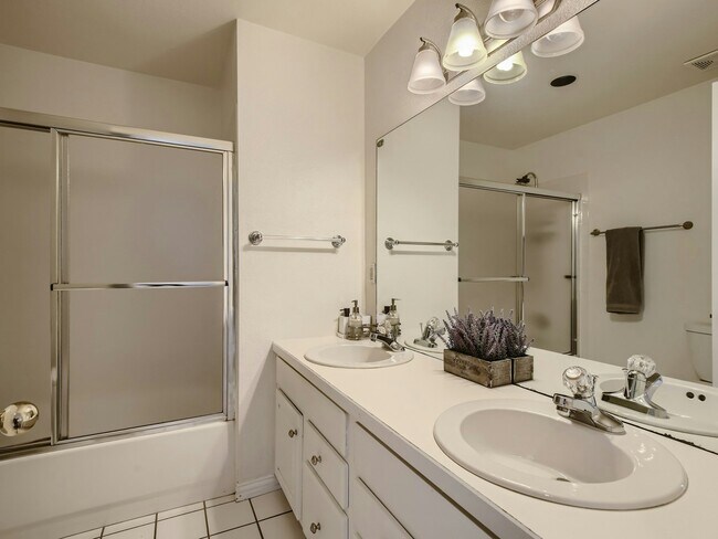 Building Photo - 4304 S Hampton Cir