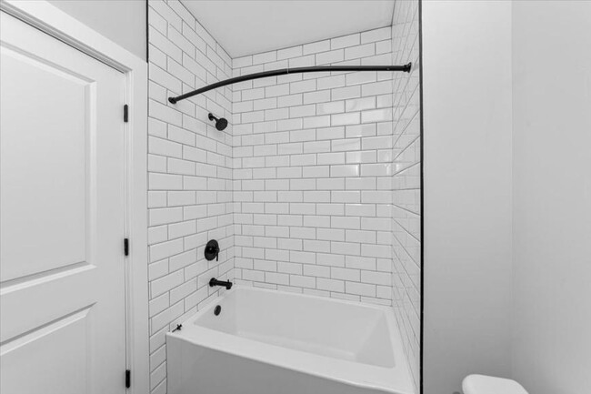 Building Photo - 3 bedroom in Chicago IL 60618