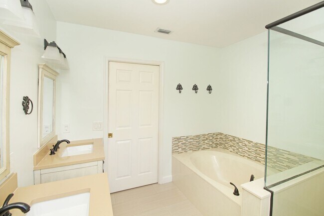 Building Photo - Spacious 4BR Pool Home on Quiet Cul-de-Sac in Wellington