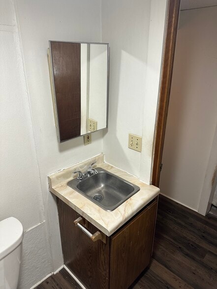 Building Photo - 305 W Railroad St