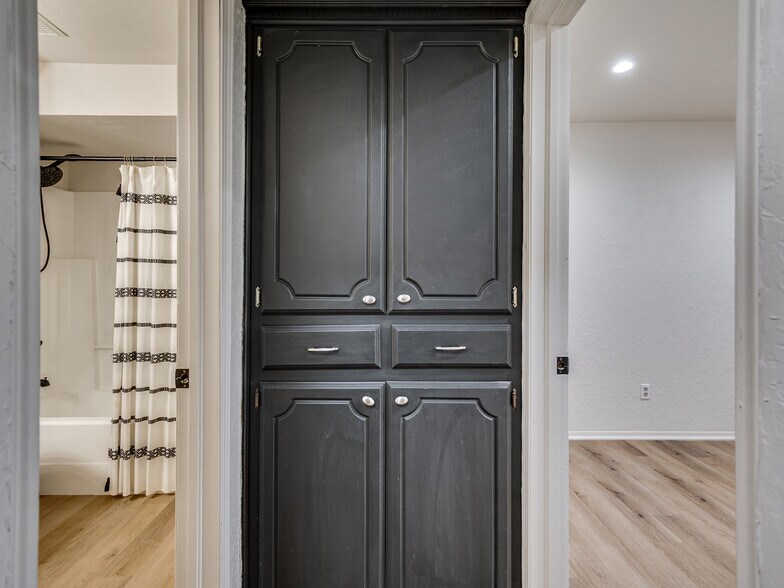 Storage - 5301 SE 82nd St