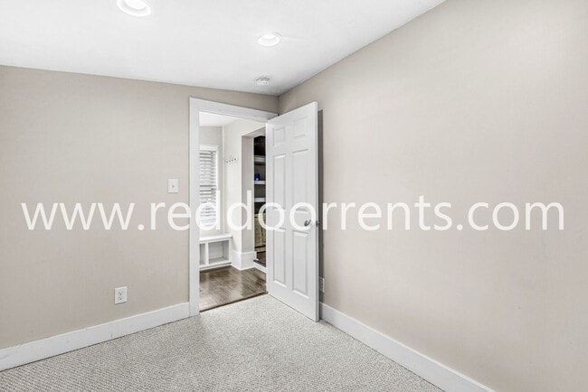 Building Photo - 2028 Hoyt Ave