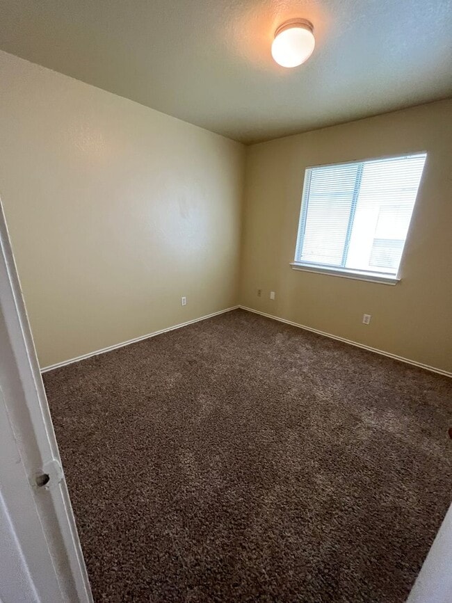 Building Photo - 3 Bedroom 2 bath NEAR TESLA!