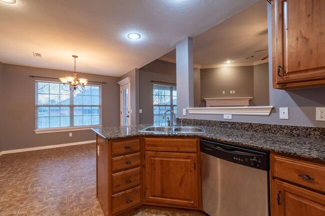 Building Photo - 4 Bedroom Brick home in Central Fayetteville!