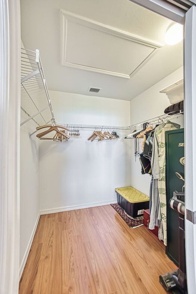 Building Photo - 3 bedroom 2.5 bathroom furnished condo