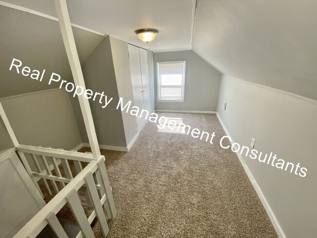 Building Photo - Charming 3 Bedroom, 1 Bathroom Home with B...