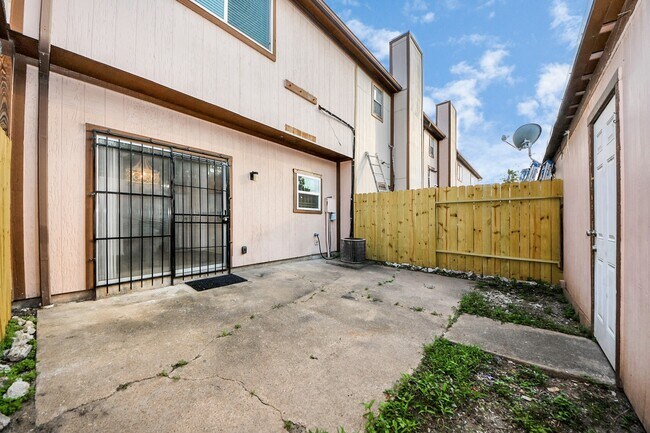 Building Photo - 12500 Brookglade Cir