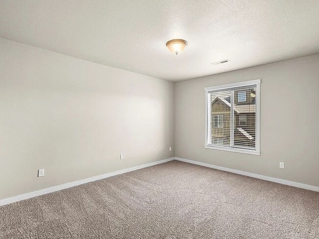 Building Photo - Charming 3 Story Townhome with AC