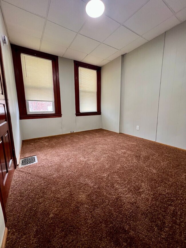 Building Photo - 502 Buttonwood St