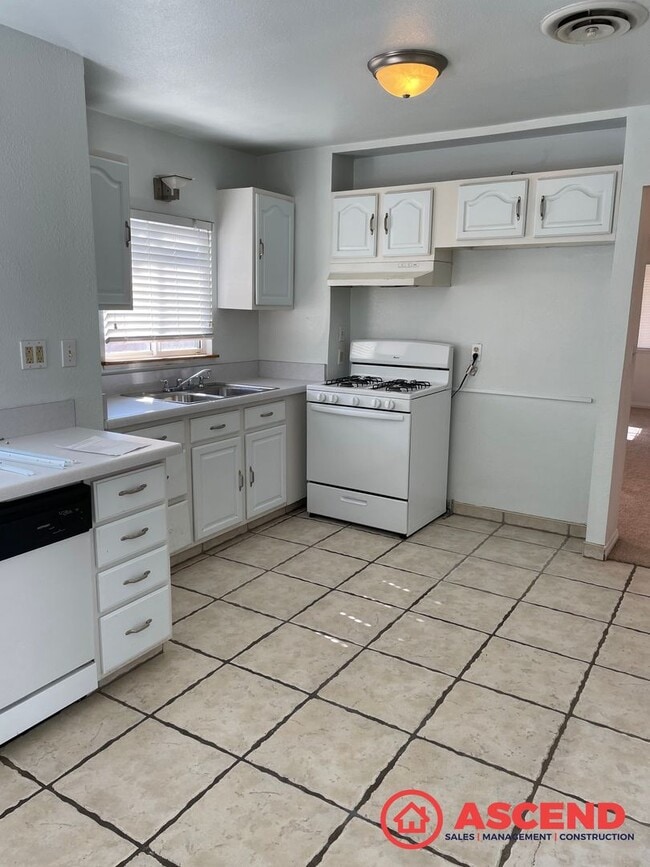 Building Photo - New Listing In Oildale!