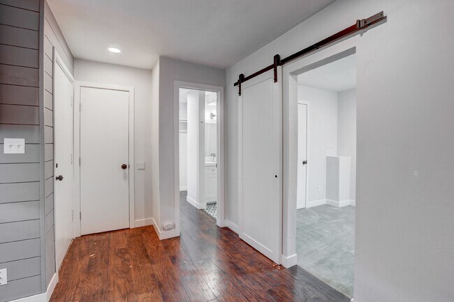 Building Photo - $1,350.00 - 1 Bed Updated Condo right by Cherry Creek Shopping Center!