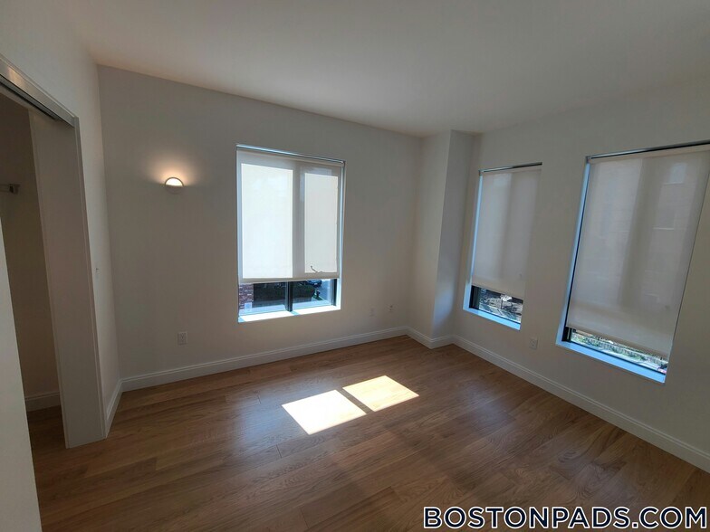 Building Photo - 83 Gardner St