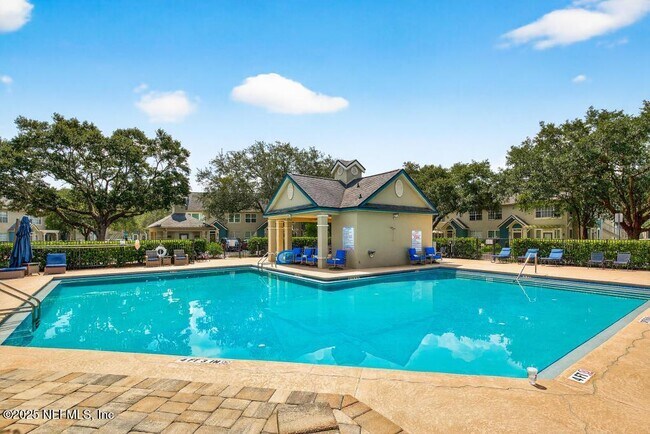 Building Photo - 13703 Richmond Park Dr N