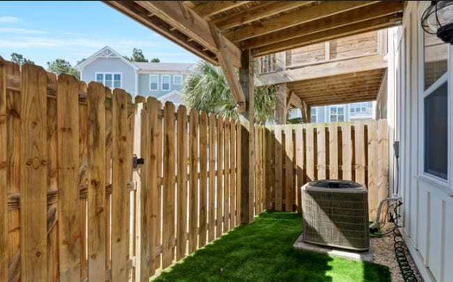 Building Photo - Spacious Summerwalk Townhome