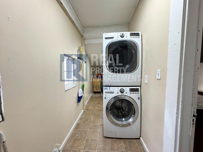 Building Photo - Charming Historic 3 Bedroom!