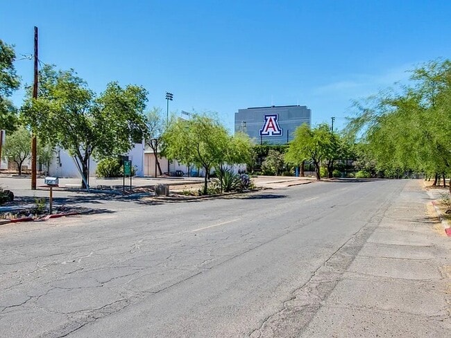 Building Photo - 322 N Cherry Ave