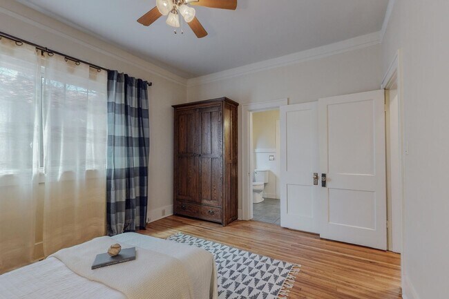 Building Photo - 1610 Las Lomas Rd NE