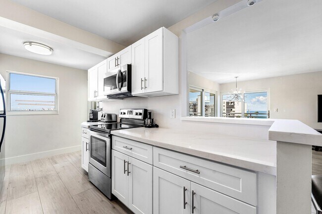 Building Photo - 1160 Hillsboro Mile