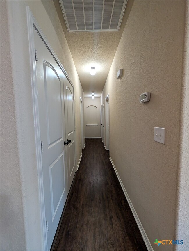 Building Photo - 660 Creekside Cir
