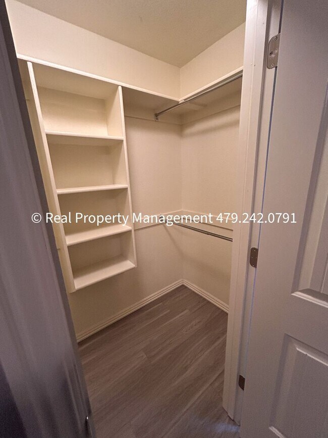 Building Photo - MOVE IN SPECIAL - HALF OFF MOVE IN RENT! B...