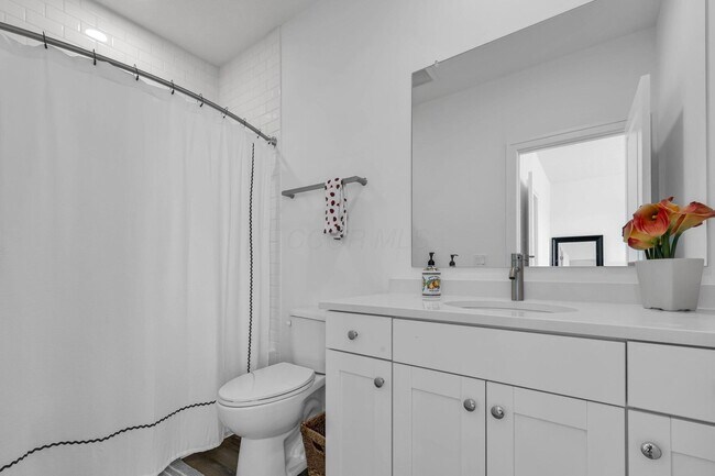 Building Photo - 2163 Roosevelt Dr